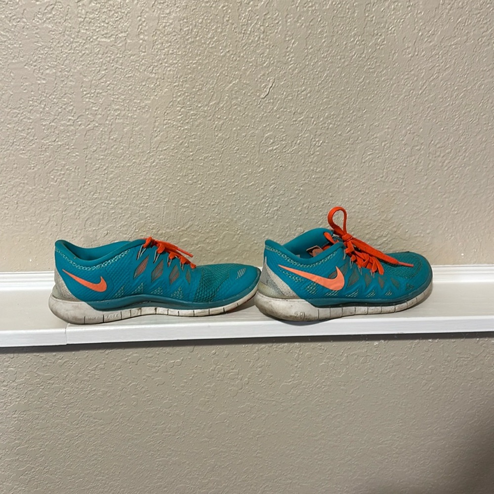 Nike tennis shoes! Size 7